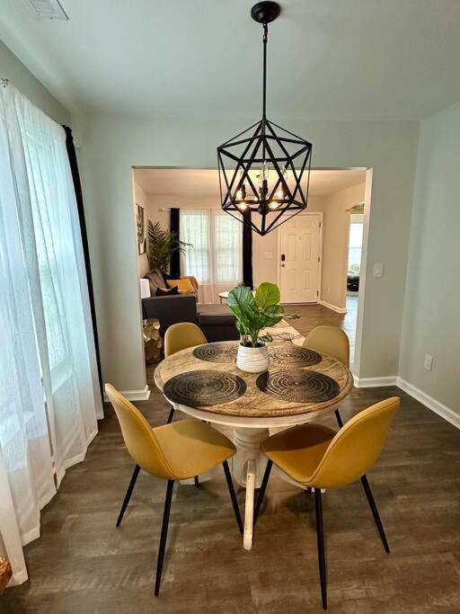 رالي Cozy And Luxury Home المظهر الخارجي الصورة
