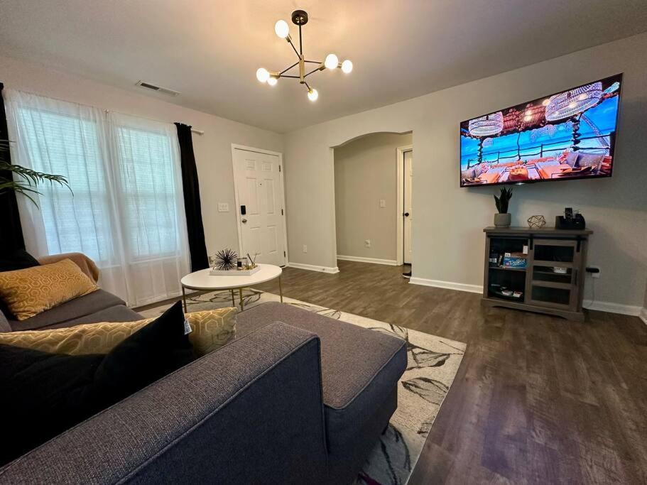 رالي Cozy And Luxury Home المظهر الخارجي الصورة